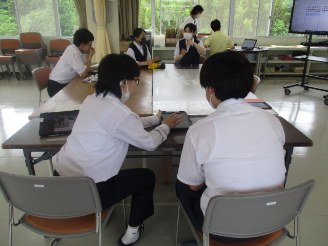 ２